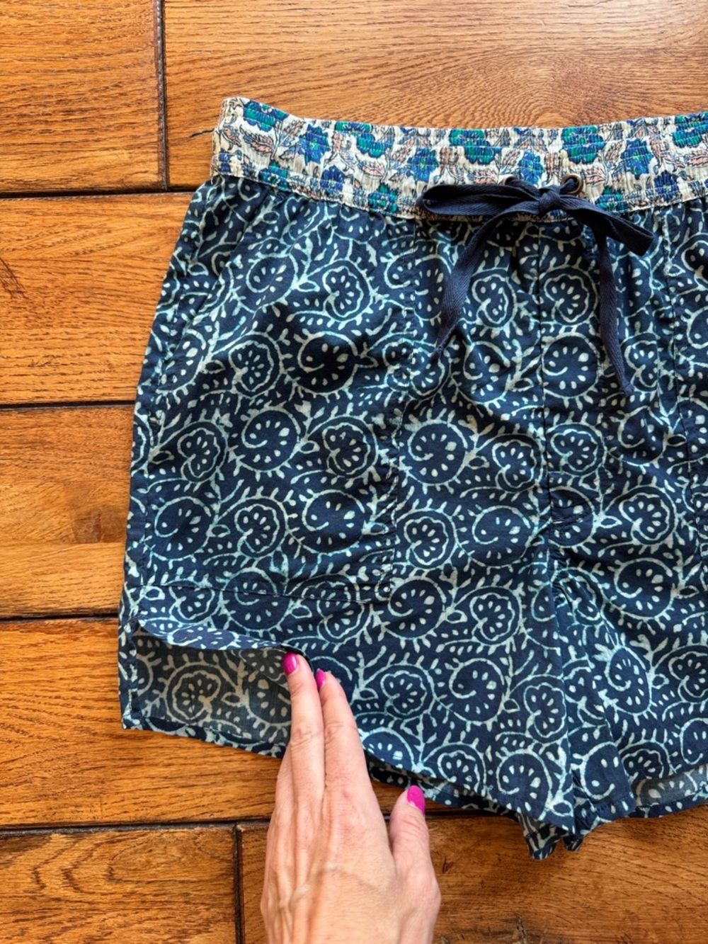 NWT Sundance Kai Two Tone Batik Floral Casual Shorts in Blue Sz Small Boho - Picture 4 of 14